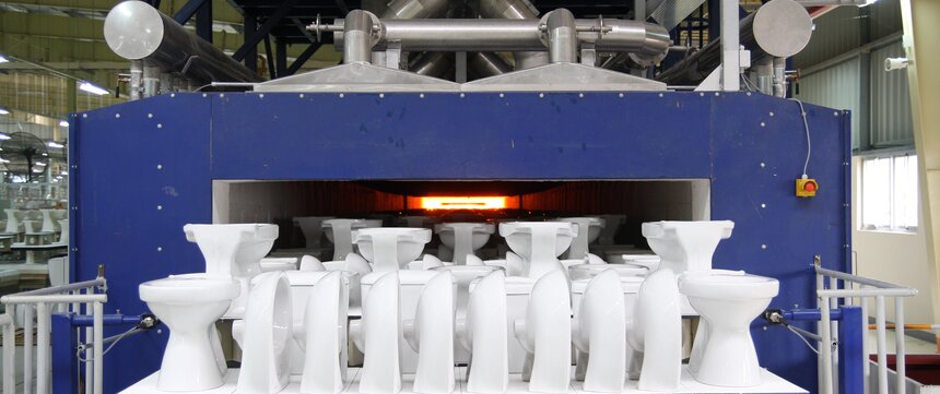 Keramische Industrie dargestellt durch Ofenwagenaufbau für Porzellanbrand hergestellt aus technischer Keramik