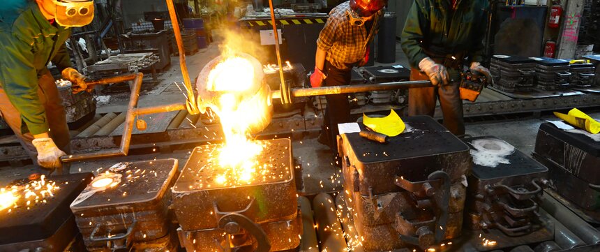 Metallurgie dargestellt durch keramischen Schmelztiegel im Einsatz bei einem Metallschmelzverfahren