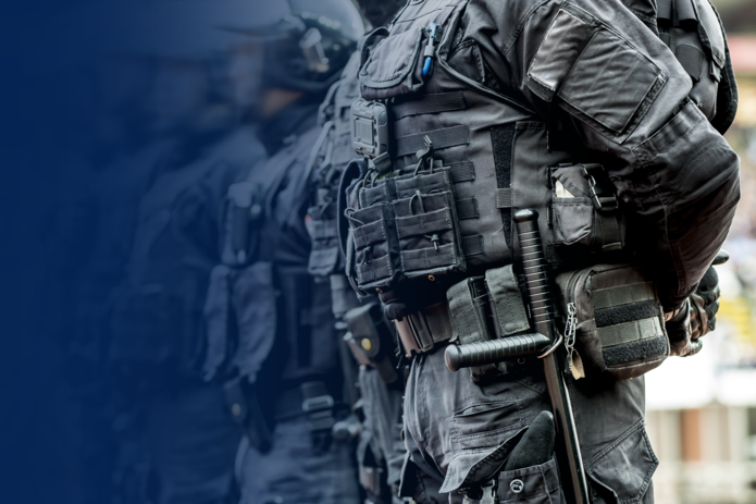 Header-Bild der Branche Luftfahrt & Ballistikschutz bestehend aus Polizisten in Schutzausstattung