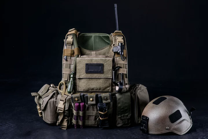  Schutzweste und Helm als Anwendungsbeispiel für ballistischen Körperschutz mit Qitin Hochleistungskeramik