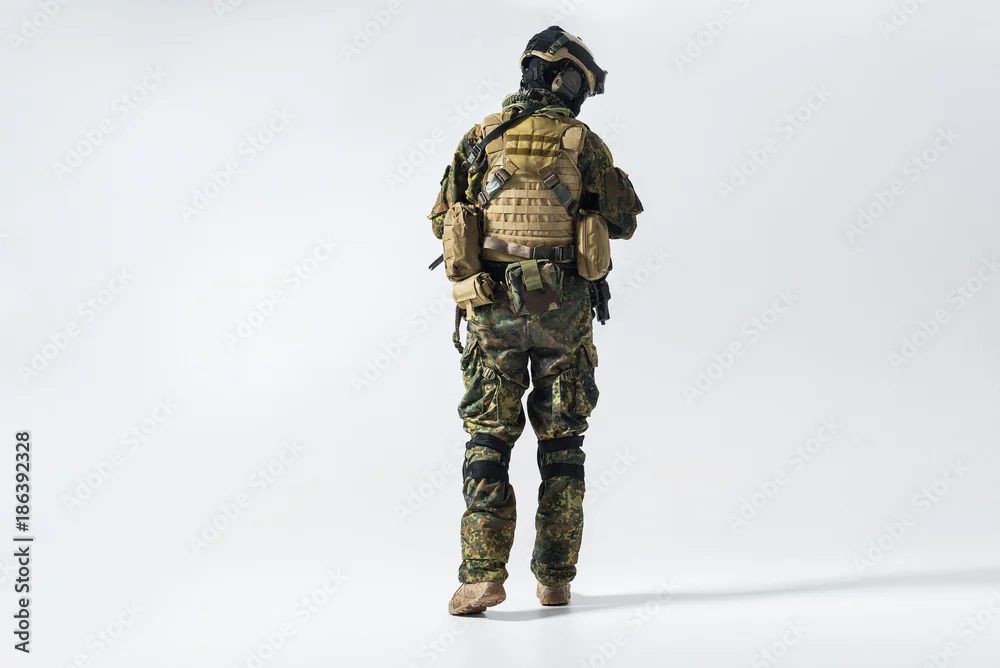  Soldat mit Helm und Schutzweste als Anwendungsbeispiel für ballistischen Personenschutz mit Qitin Keramik