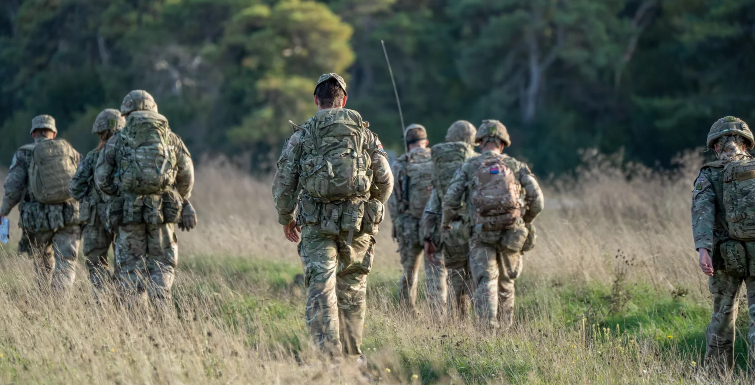  Gruppe von Soldaten im Gelände als Anwendungsbeispiel für ballistische Schutzlösungen mit Qitin Keramik