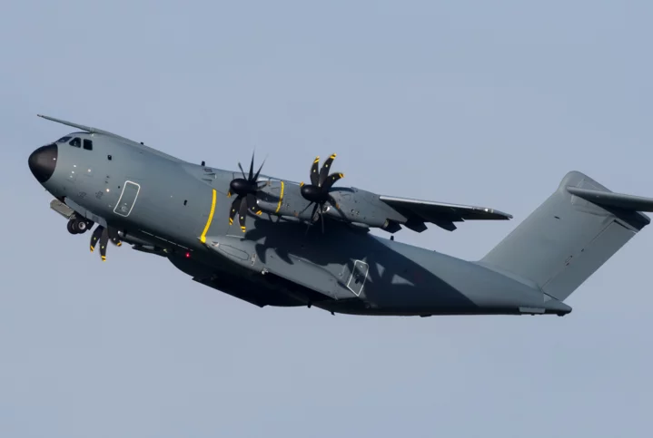  Militärisches Transportflugzeug im Flug vor blauem Himmel