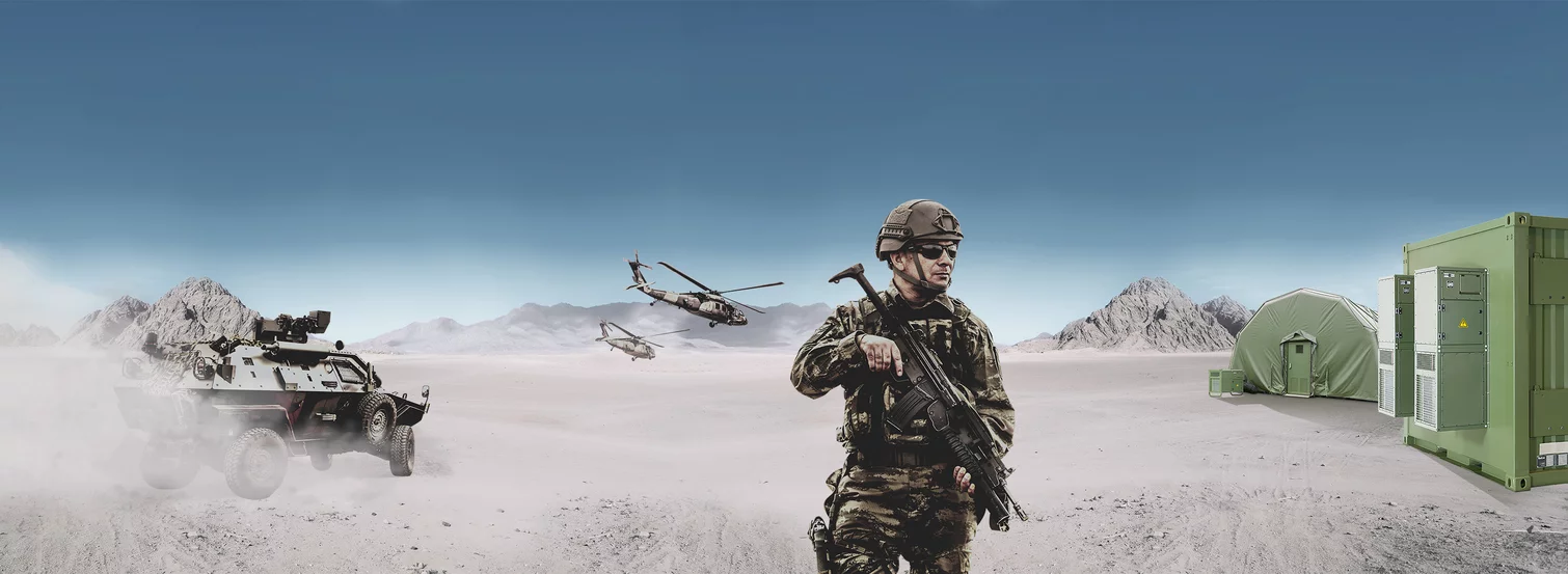  Soldat mit militärischem Fahrzeug und Hubschraubern in einer Wüstenlandschaft