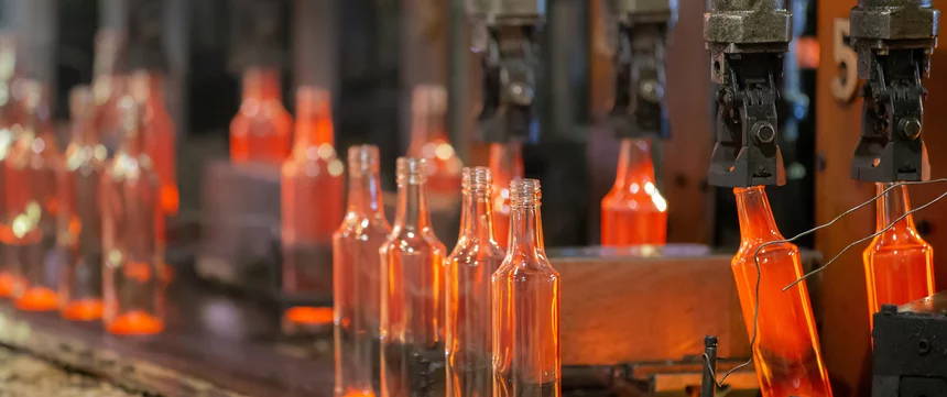 Mini Teaser Bild der Glasindustrie Branche bestehend aus Handling von heißem Glas