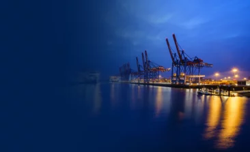 Header Bild der Strom- & Signalübertragung Branche bestehend aus Hafenkrananlage