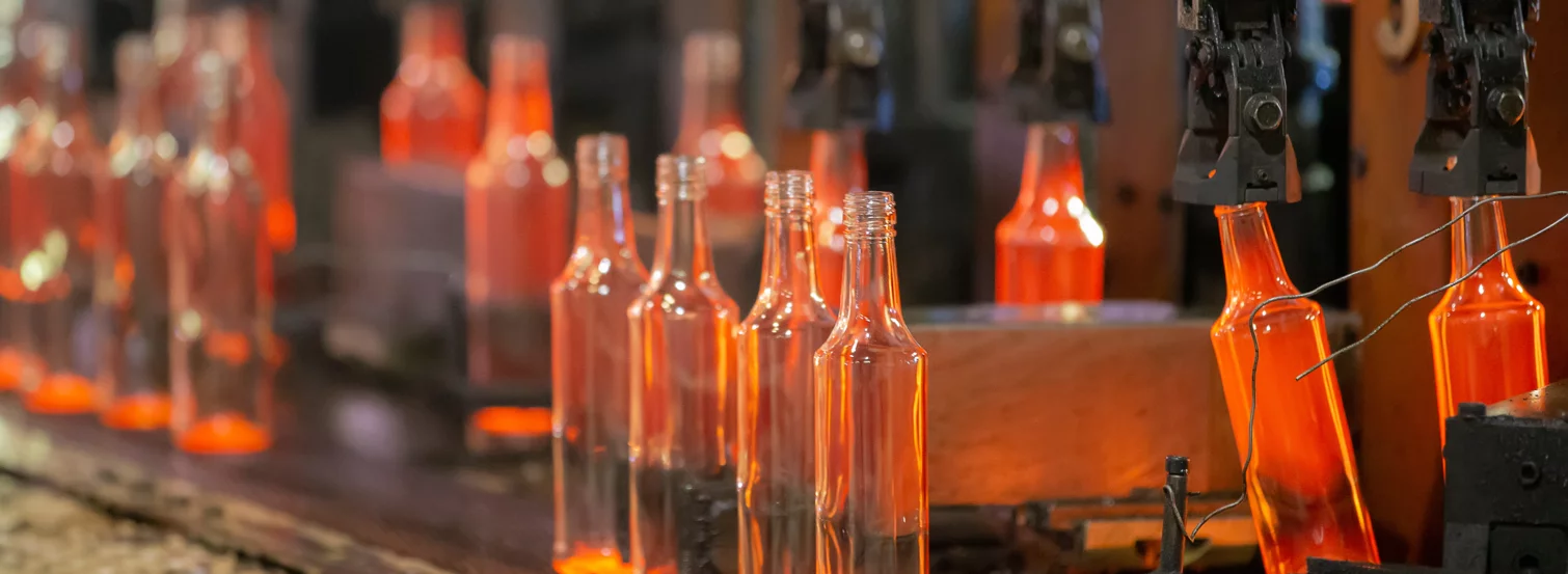 Mini Teaser Bild der Glasindustrie Branche bestehend aus Handling von heißem Glas