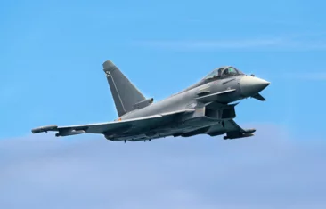  Fighter jet in flight – symbolizing precision and high-tech components by the Schunk Group in aviation.