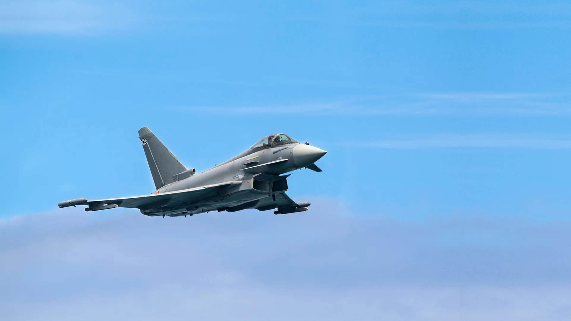  Fighter jet in flight – symbolizing precision and high-tech components by the Schunk Group in aviation.