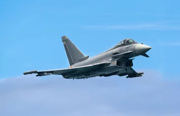 Kampfflugzeug im Flug – Symbol für Präzision und Hightech-Komponenten der Schunk Group in der Luftfahrt.