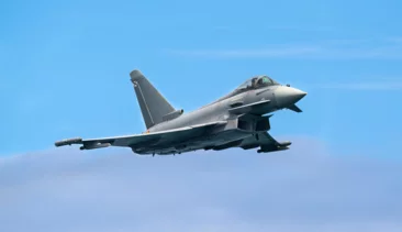 Kampfflugzeug im Flug – Symbol für Präzision und Hightech-Komponenten der Schunk Group in der Luftfahrt.