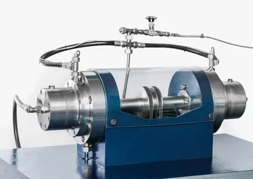  Test rig with transparent housing for examining sealing systems or plain bearings in industrial applications.