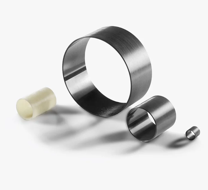  Various cylindrical precision sleeves made of metal and plastic used as bearing bushings in mechanical and drive engineering.