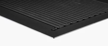 Detailansicht einer strukturierten Platte mit feinen Strömungskanälen, eingesetzt als Flow Field Plate in Brennstoffzellen oder Elektrolyseuren.