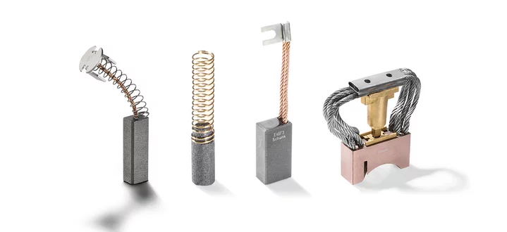  Verschiedene Kohlebürsten mit Anschlusslitzen, Federn und Metallhaltern für den Einsatz in Motoren, Generatoren und Stromabnehmersystemen.