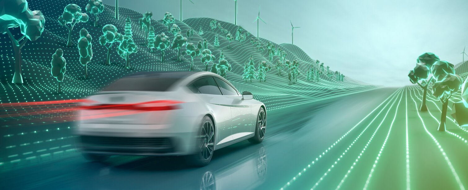  Modernes Elektroauto fährt durch futuristischer Umgebung.