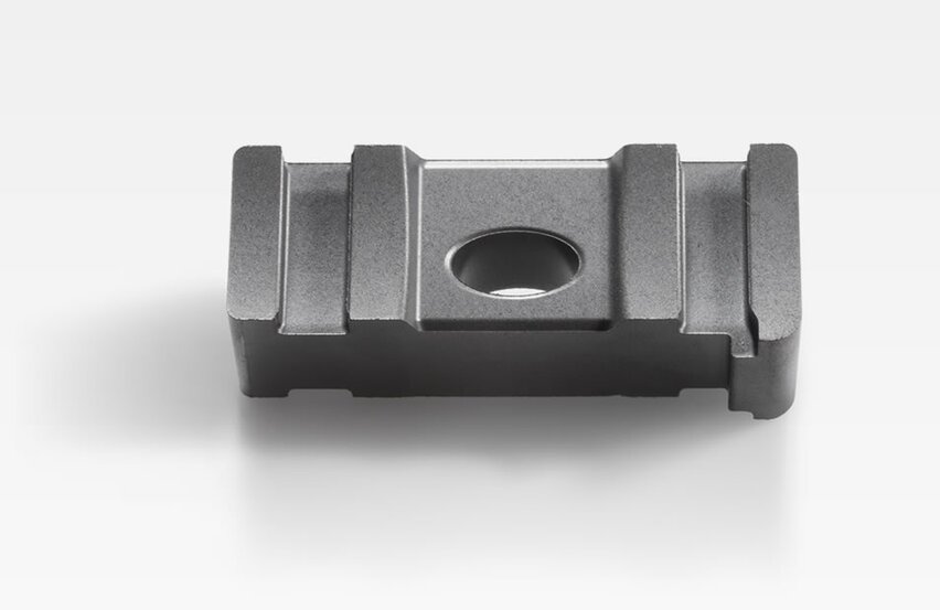  Kulisse aus Metall für Ventilsteuerung mit zentraler Bohrung und präzisen Konturen, vor weißem Hintergrund