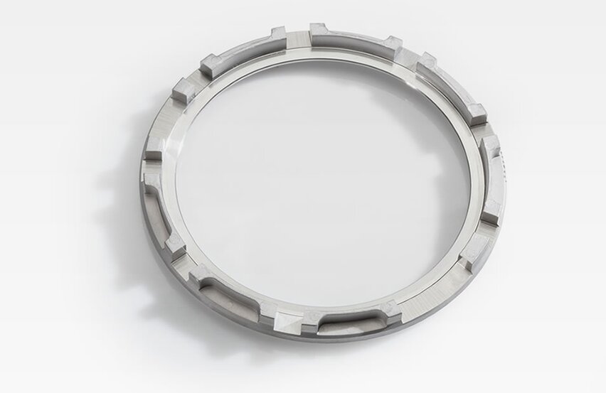  Verstellring aus Metall für Turbolader mit präzisen Aussparungen und glatter Oberfläche, vor weißem Hintergrund