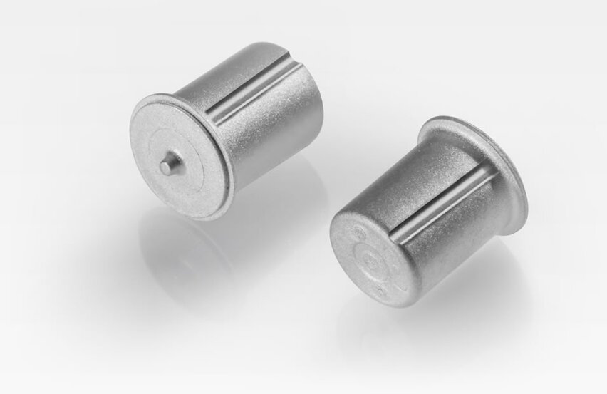  Zwei Verstellstifte aus Metall für Turbolader mit zylindrischer Form und präzisen Rillen, vor weißem Hintergrund