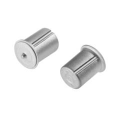  Zwei Verstellstifte aus Metall für Turbolader mit zylindrischer Form und präzisen Rillen, vor weißem Hintergrund