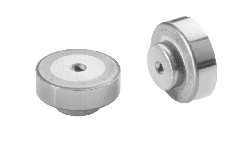  Zwei Walzkörper aus Metall für Turbolader mit flacher zylindrischer Form und zentraler Bohrung, vor weißem Hintergrund