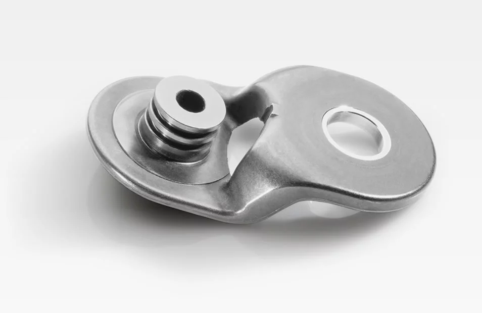  Aktuatorhebel für Turbolader aus Metall mit Öffnungen und gebogener Form, vor weißem Hintergrund