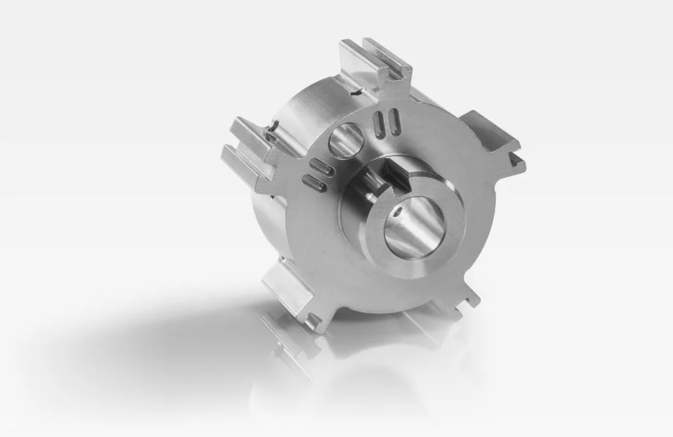 Flügelkolben für Nockenwellenversteller mit angepresstem Federadapter