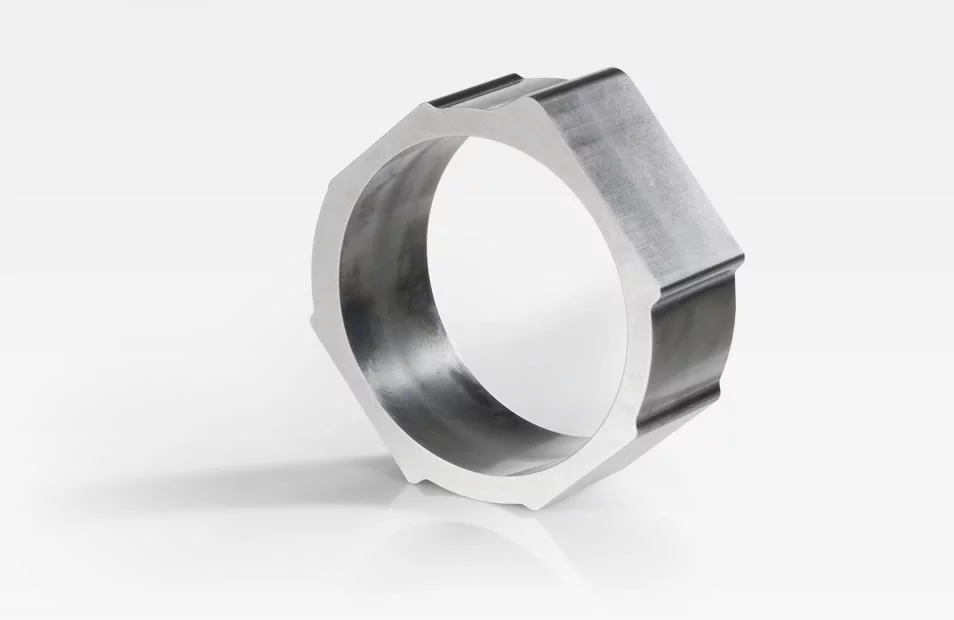  Stellring aus Metall für Ölpumpe mit zylindrischer Form und flachen Außenseiten, vor weißem Hintergrund