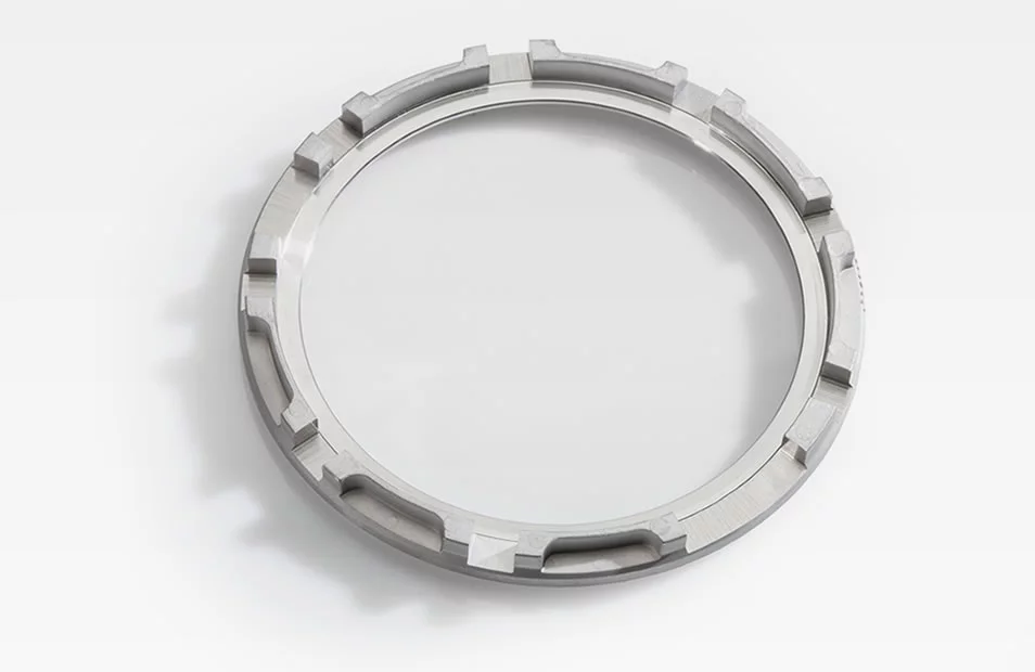  Verstellring aus Metall für Turbolader mit präzisen Aussparungen und glatter Oberfläche, vor weißem Hintergrund