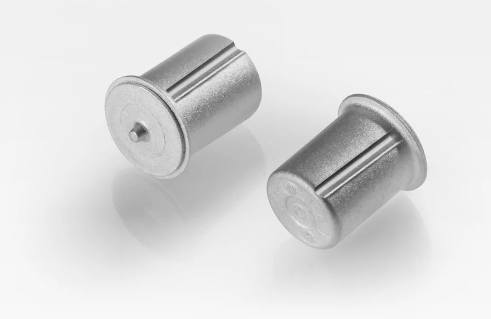 Zwei Verstellstifte aus Metall für Turbolader mit zylindrischer Form und präzisen Rillen, vor weißem Hintergrund