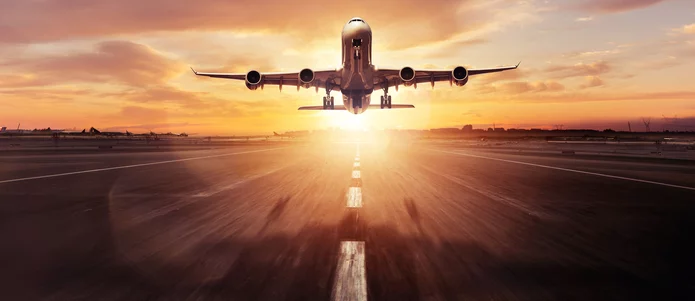  startendes Flugzeug mit Leichtbau-Triebwerken