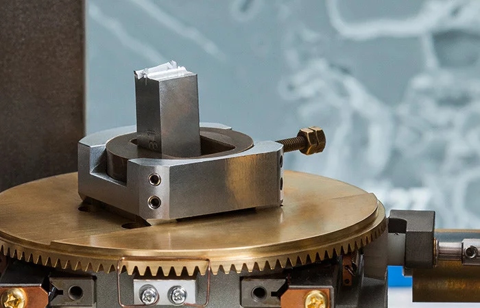  Testing apparatus on a circular measuring device with material sample for precision testing