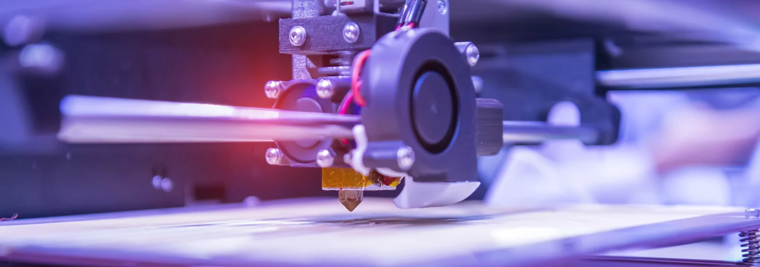  3D-Drucker bei der Additiven Fertigung mit Nahaufnahme des Druckkopfs in Aktion