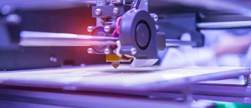  3D-Drucker bei der Additiven Fertigung mit Nahaufnahme des Druckkopfs in Aktion