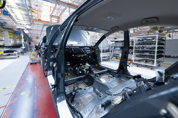  Fahrzeugkarosserie auf einer Montagelinie in einer modernen Automobilfabrik