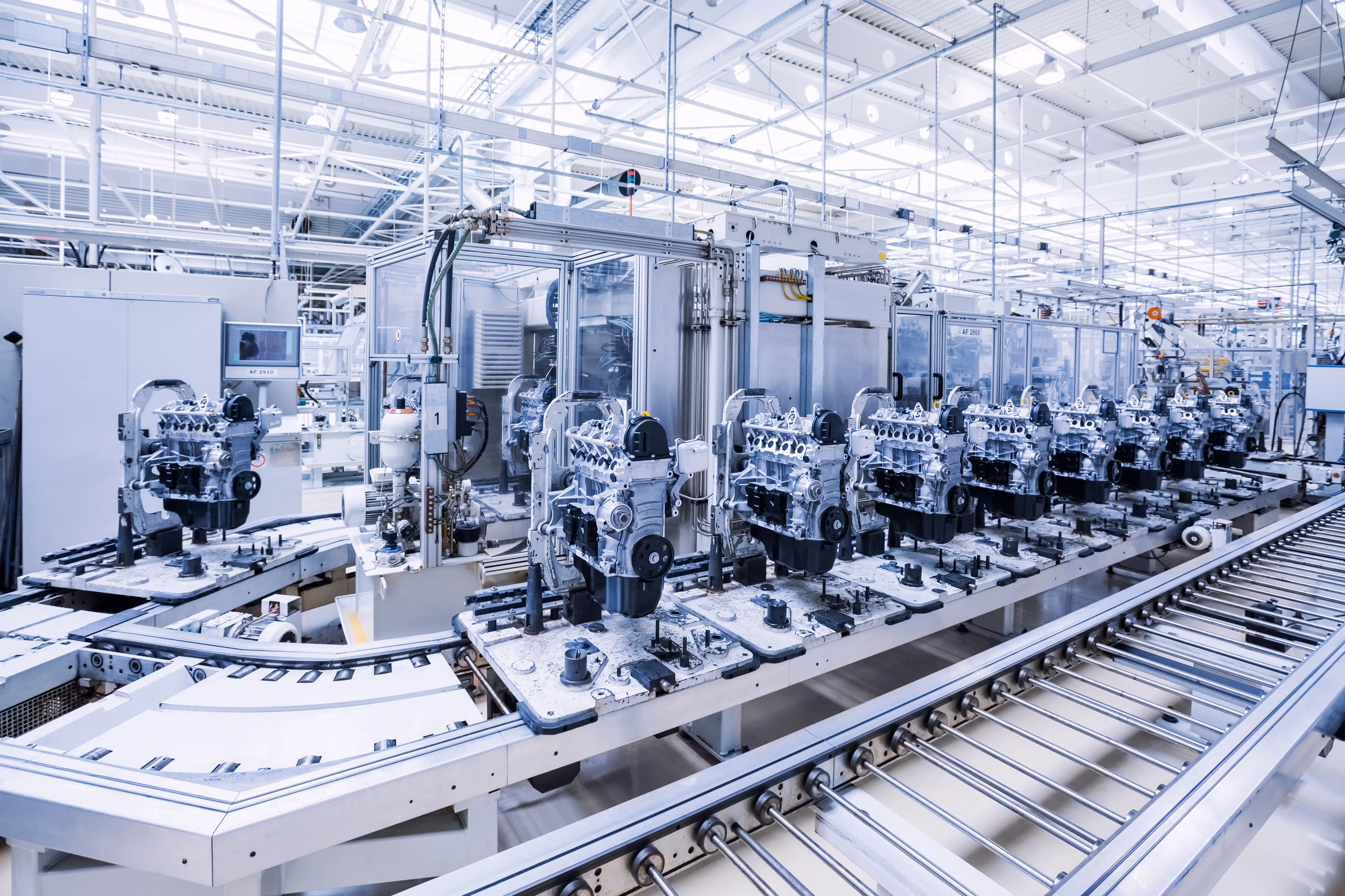  Fahrzeugmotoren auf einer automatisierten Produktionslinie in einer modernen Automobilfabrik