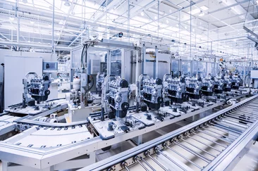  Fahrzeugmotoren auf einer automatisierten Produktionslinie in einer modernen Automobilfabrik