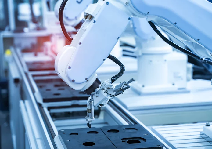  Industrieroboter mit Greifer an einer automatisierten Fertigungsanlage