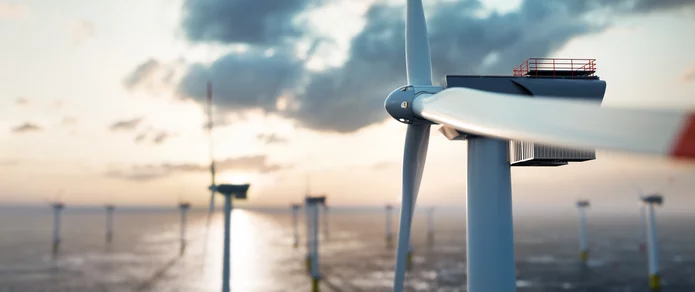  Offshore-Windkraftanlage mit weiteren Windturbinen auf dem Meer im Hintergrund