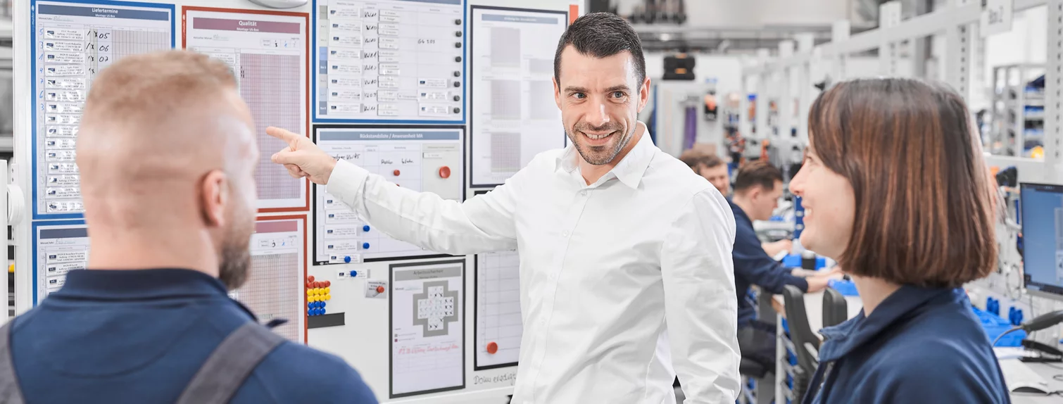 Kollegen von Schunk Sonosystems tauschen sich über laufende Projekte aus