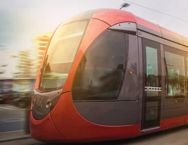 Rote Straßenbahn mit Schunk Stromabnehmer für Nahverkehr