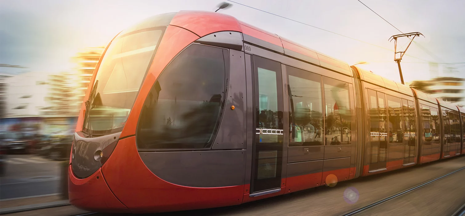 Rote Straßenbahn mit Schunk Stromabnehmer für Nahverkehr