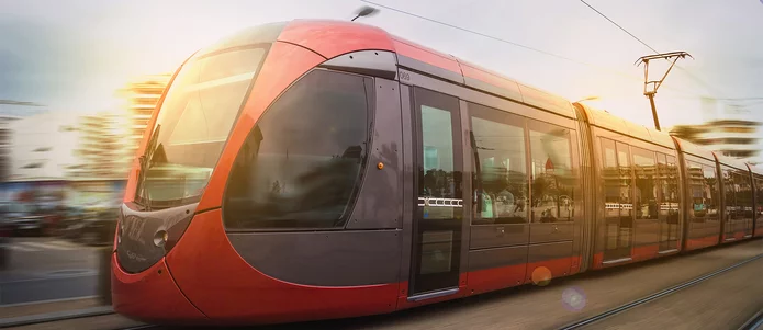 Rote Straßenbahn mit Schunk Stromabnehmer für Nahverkehr
