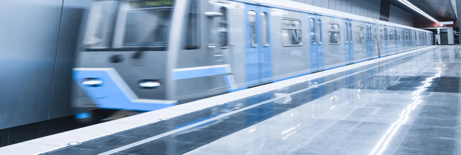Metro mit Schunk Dritte Schiene Stromabnehmer an U-Bahn-Station