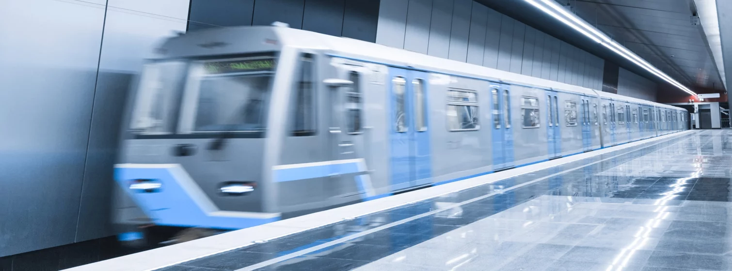 Metro mit Schunk Dritte Schiene Stromabnehmer an U-Bahn-Station