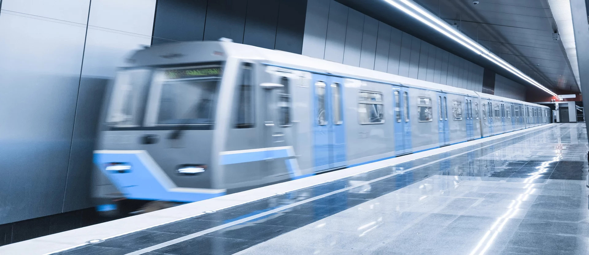 Metro mit Schunk Dritte Schiene Stromabnehmer an U-Bahn-Station