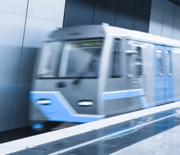 Metro mit Schunk Dritte Schiene Stromabnehmer an U-Bahn-Station