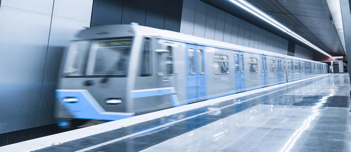 Metro mit Schunk Dritte Schiene Stromabnehmer an U-Bahn-Station