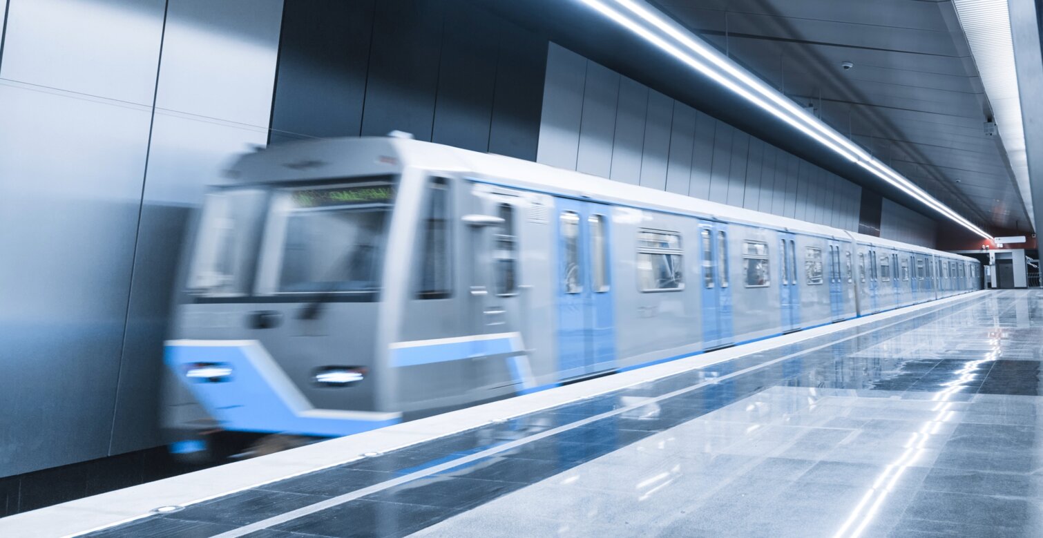 Metro mit Schunk Dritte Schiene Stromabnehmer an U-Bahn-Station