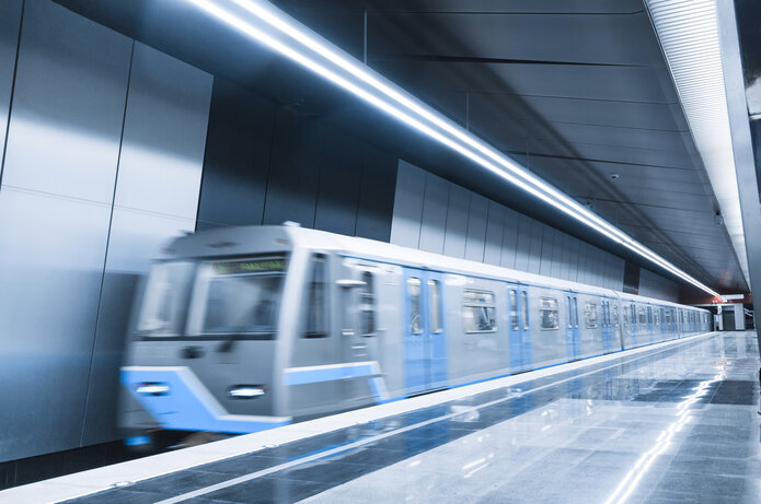 Metro mit Schunk Dritte Schiene Stromabnehmer an U-Bahn-Station